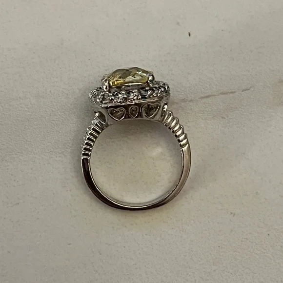 Elegant Silver and Yellow Gemstone Ring - Picture 6 of 9